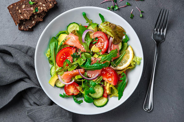 Assiette de salade avec saumon et crudités