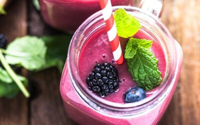 Smoothie banane fruits rouges